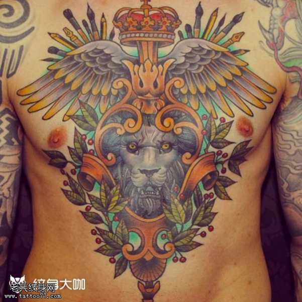 男性胸部彩绘个性的狮子纹身图案