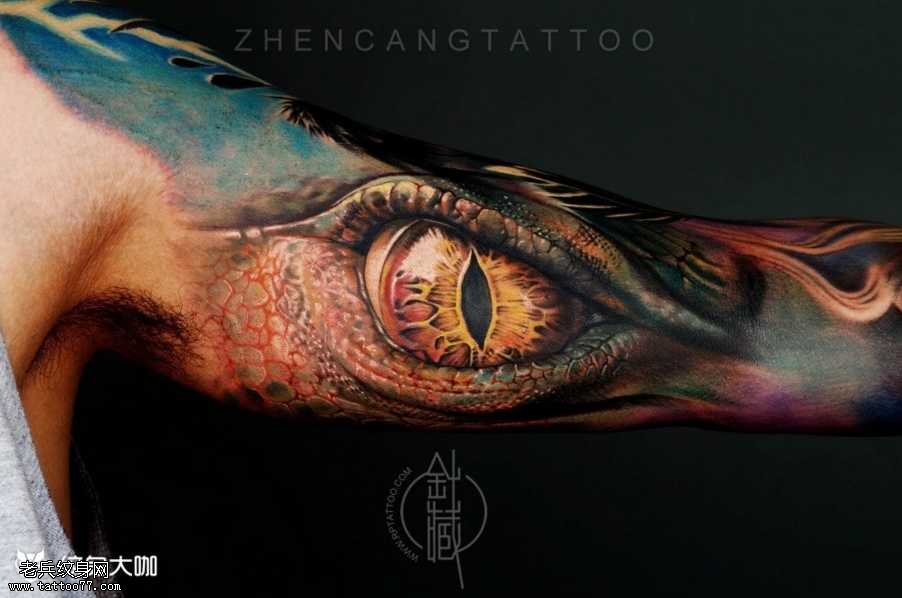手臂逼真的3D鳄鱼眼睛彩绘纹身图案