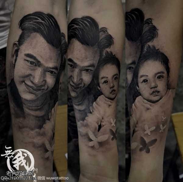 手臂上父亲和孩子肖像纹身图案