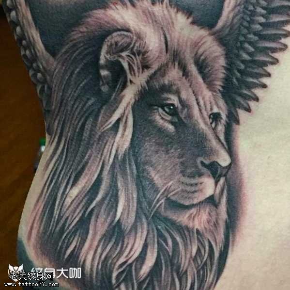 腰部深情凝望的黑灰狮子纹身图案