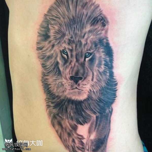 腰部一只狮子霸气纹身图案