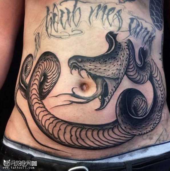 腹部蛇和字母纹身图案