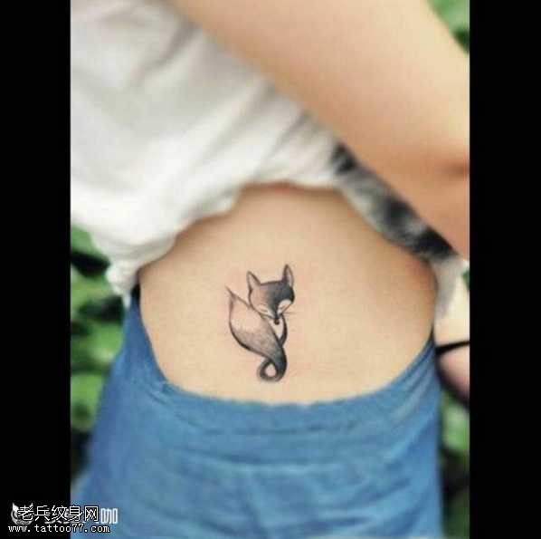 腰部可爱精致的小狐狸纹身图案