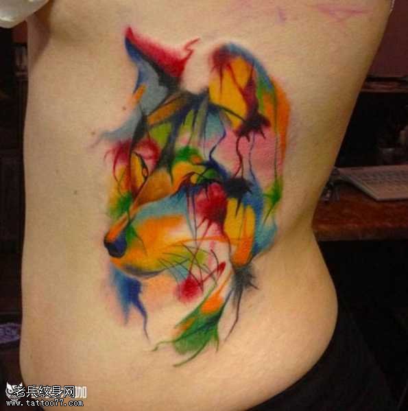 腰部个性的水墨彩色狗纹身图案