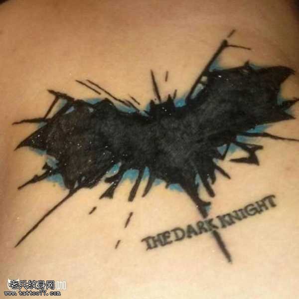 背部蝙蝠字母图腾纹身图案