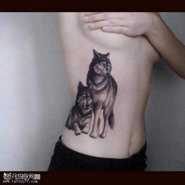 腰部两只狼纹身图案