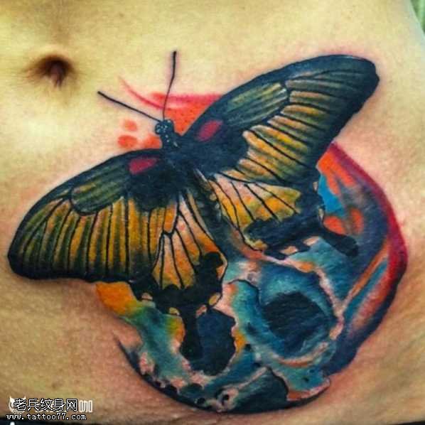 腹部彩色的骷髅和蝴蝶纹身图案