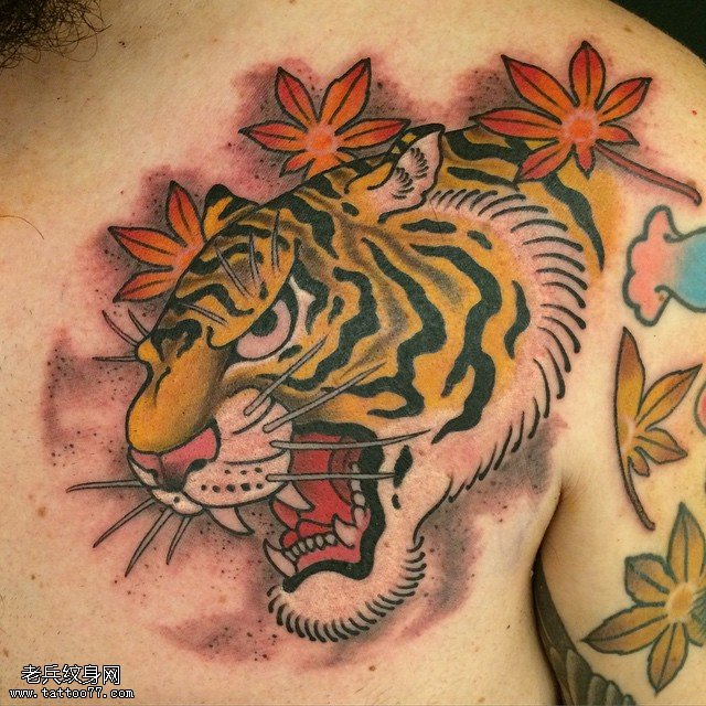 胸部凶猛的老虎纹身图案