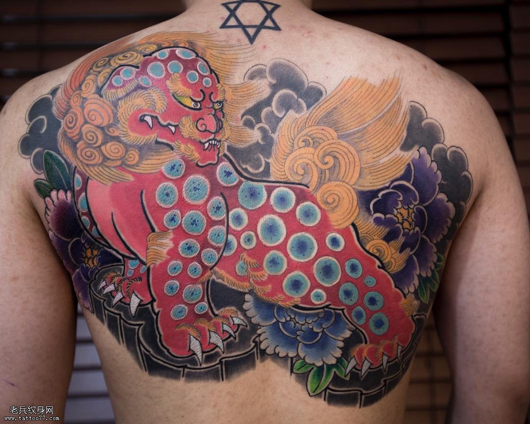 背部传统彩绘唐狮纹身图案