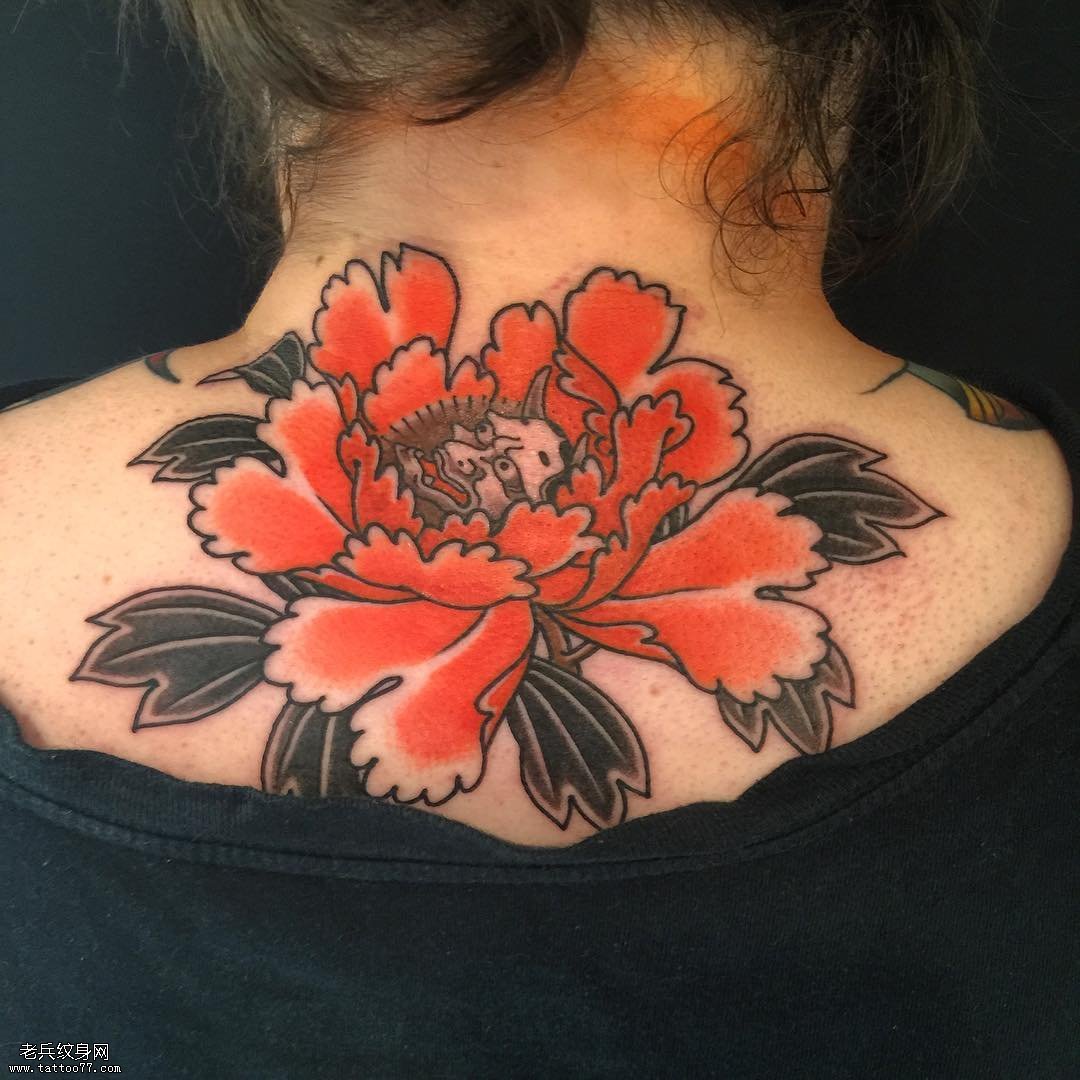 背部彩色的菊花般若纹身图案