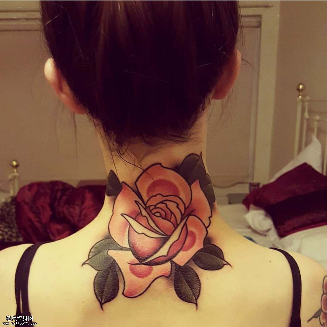 女生脖子漂亮的玫瑰花纹身图案