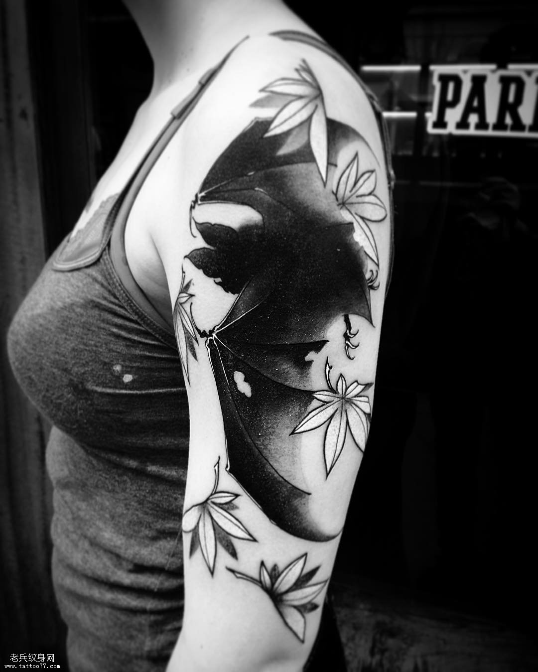 大臂蝙蝠和枫叶纹身图案