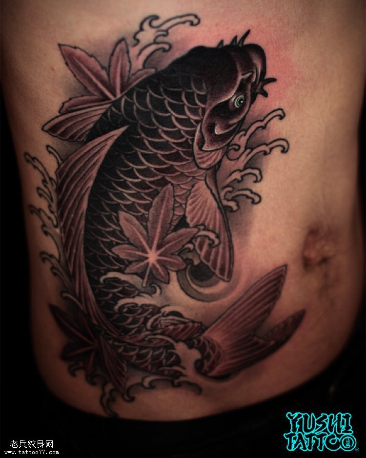 腰部枫叶和鲤鱼纹身图案