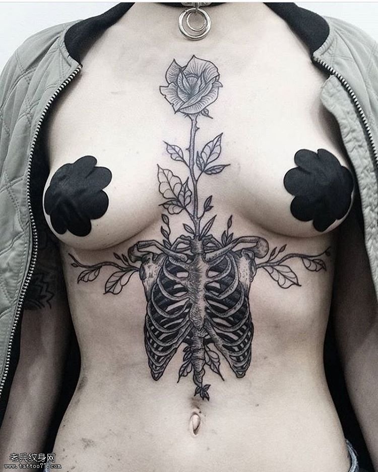 腹部超个性的玫瑰骷髅黑灰纹身图案