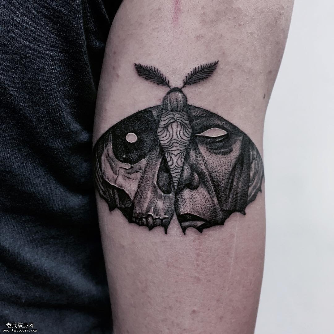 大臂惊悚的飞蛾人像纹身图案