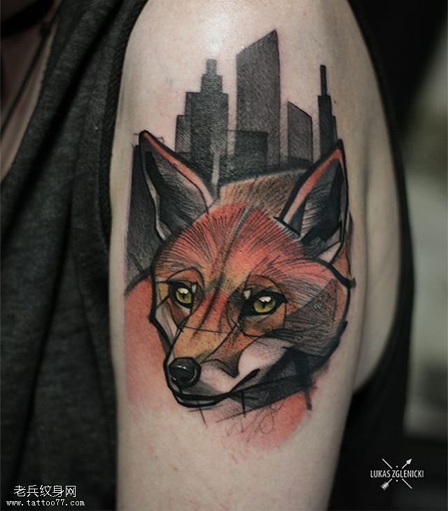 大臂上城市和几何狐狸纹身图案