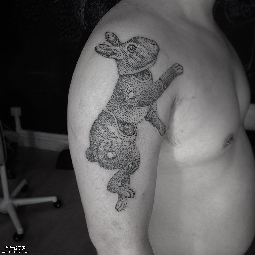 大臂爱丽丝机械兔子纹身图案