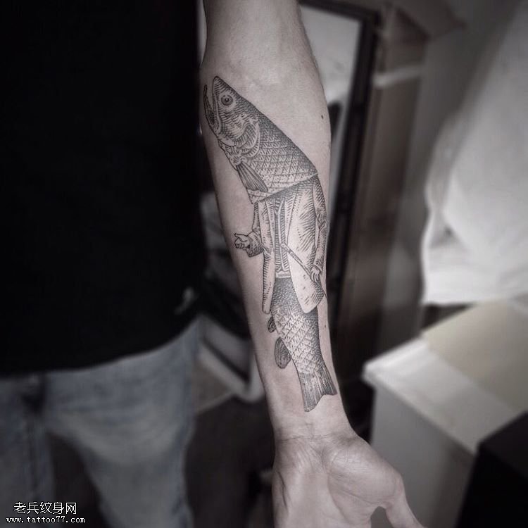 小臂鲤鱼先生纹身图案