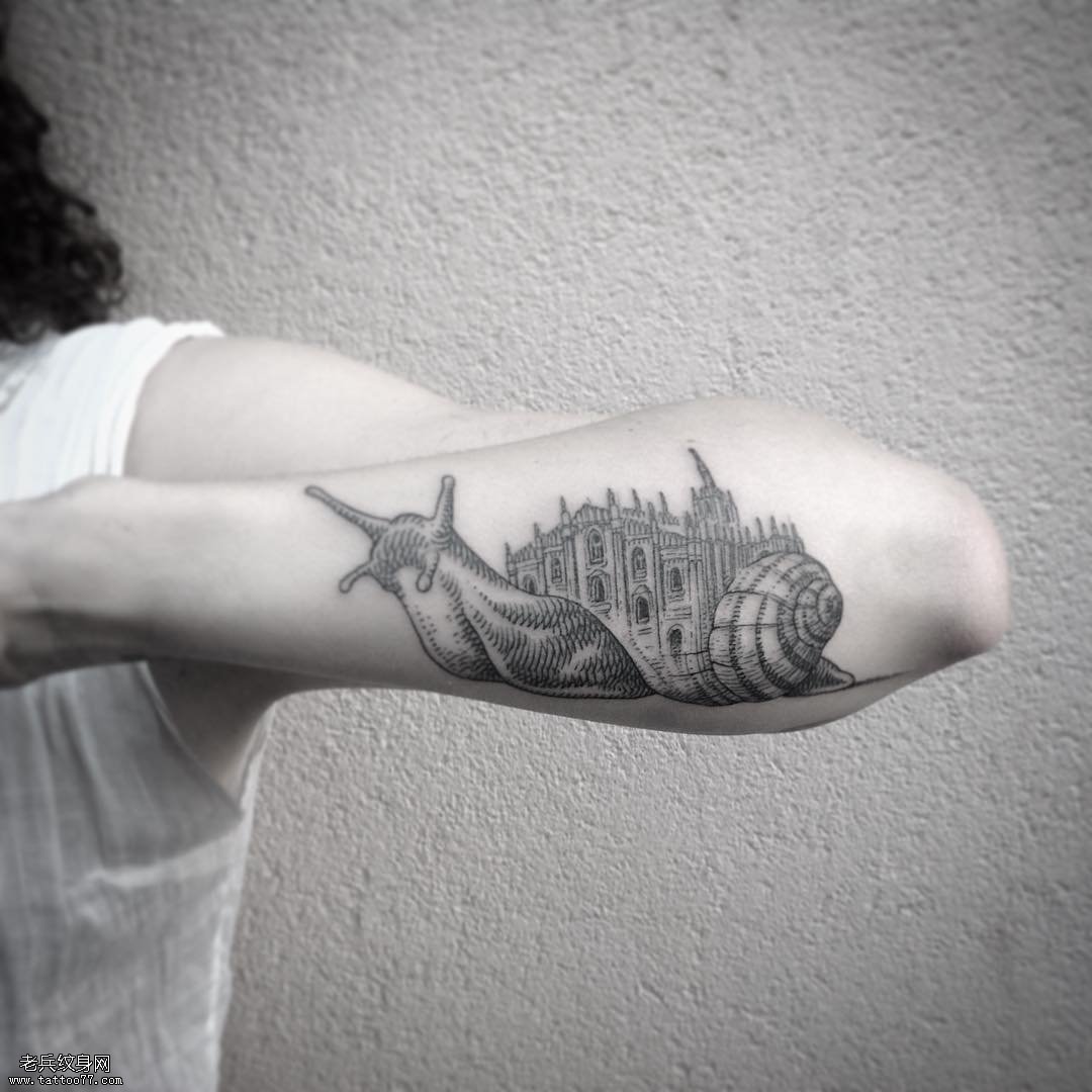 小臂蜗牛背城堡个性纹身图案
