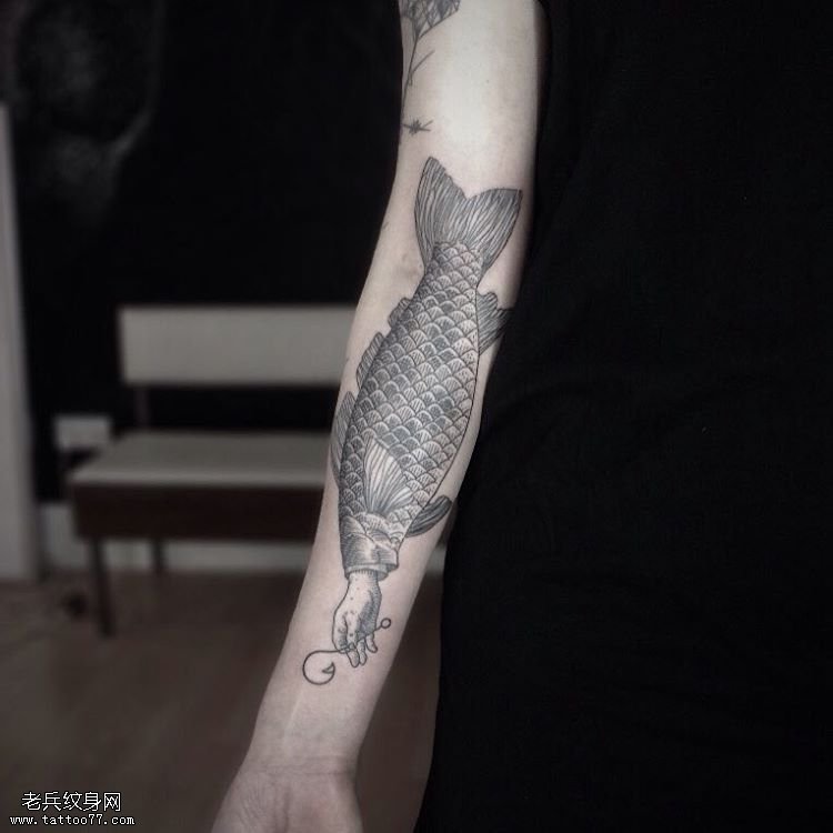 小臂个性鲤鱼纹身图案