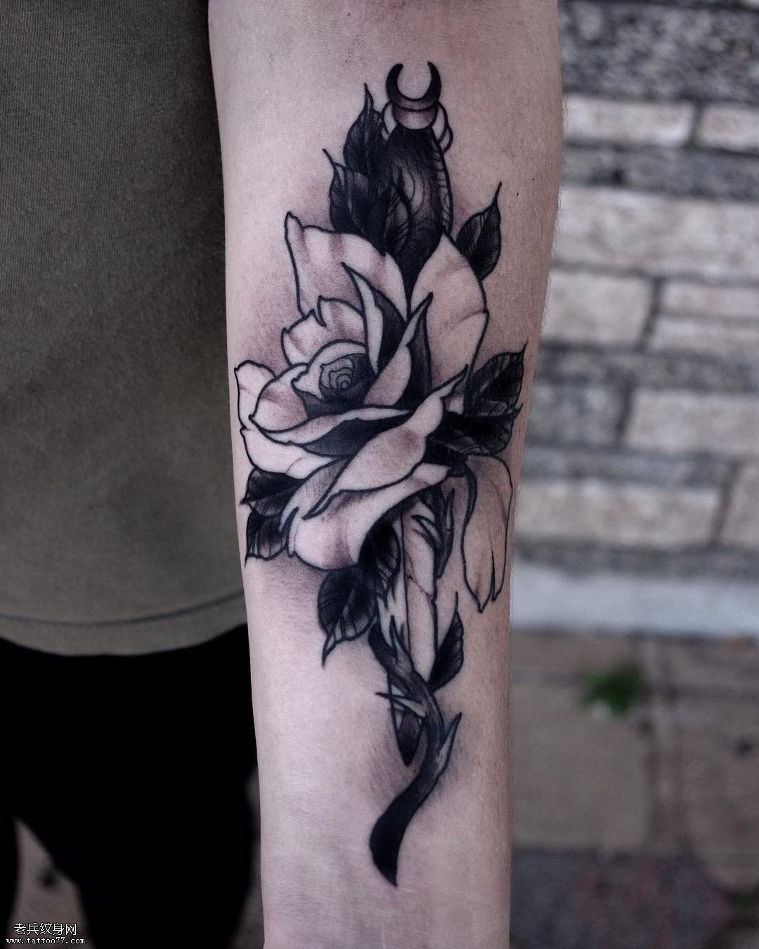 手臂上玫瑰匕首黑灰纹身图案