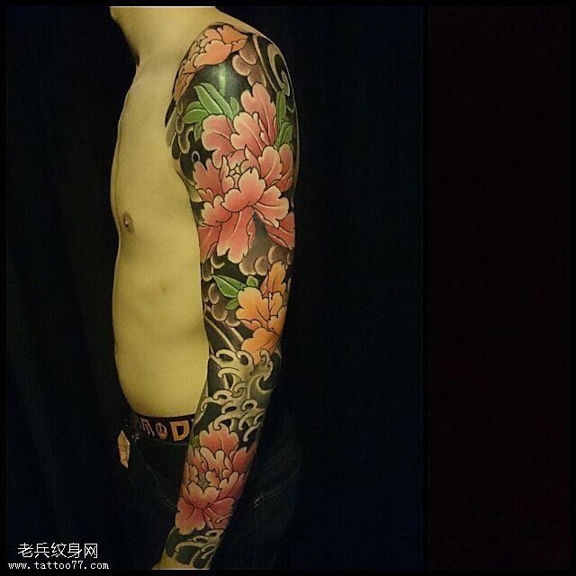 男性花臂传统牡丹纹身图案