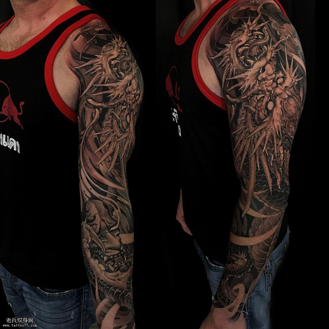 手臂上男士传统的龙纹身图案