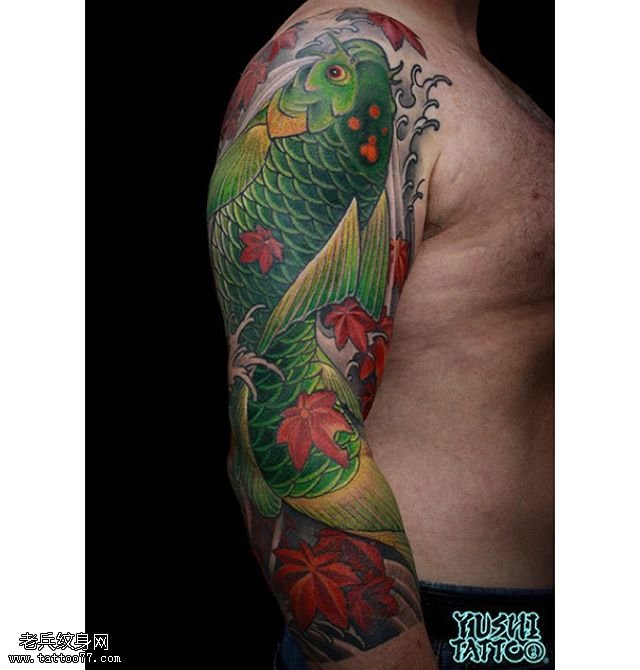 绿色的鲤鱼和枫叶纹身图案