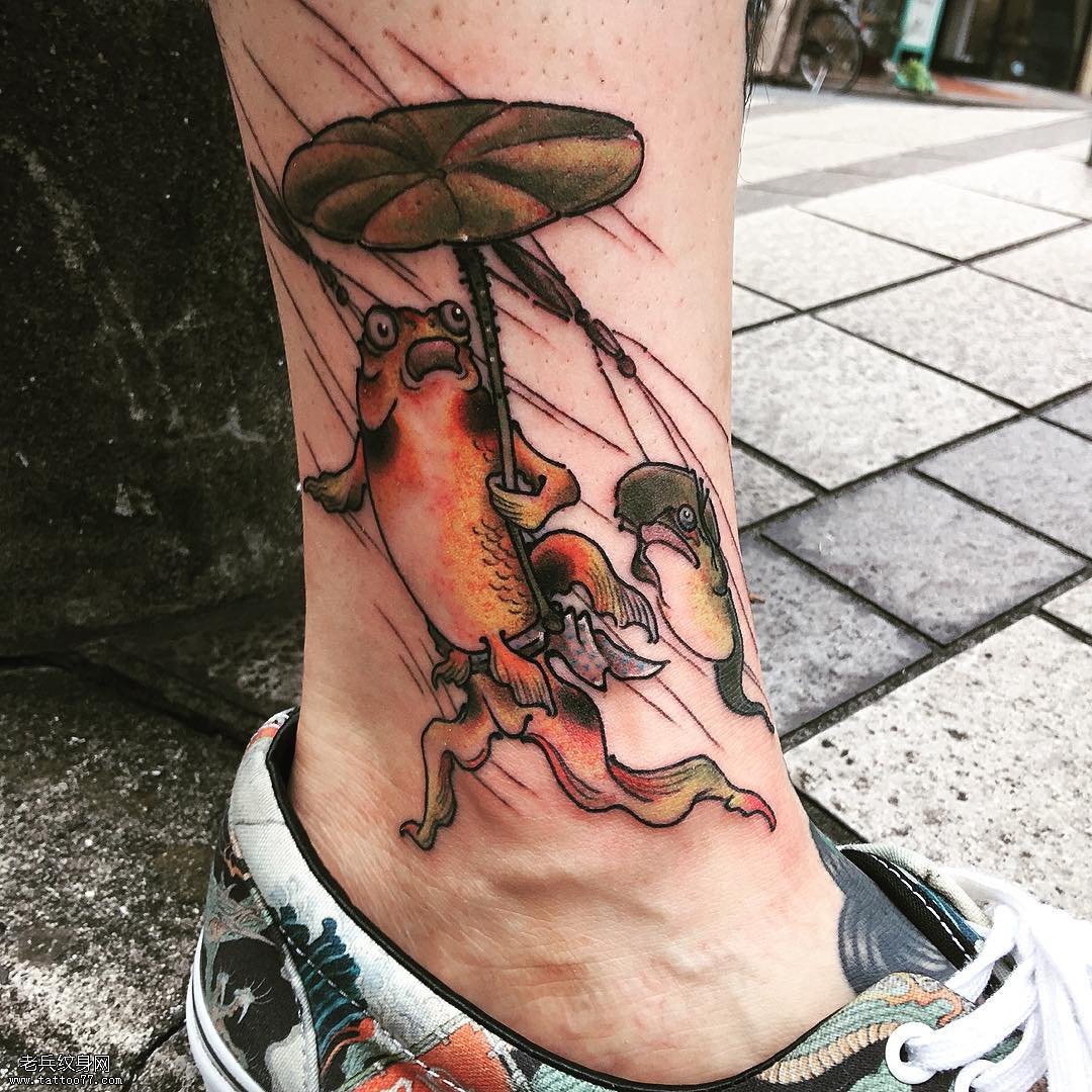 脚踝上拿伞多躲雨的青蛙纹身图案