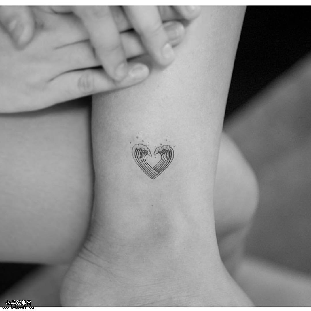 脚踝海浪组成的爱心纹身图案
