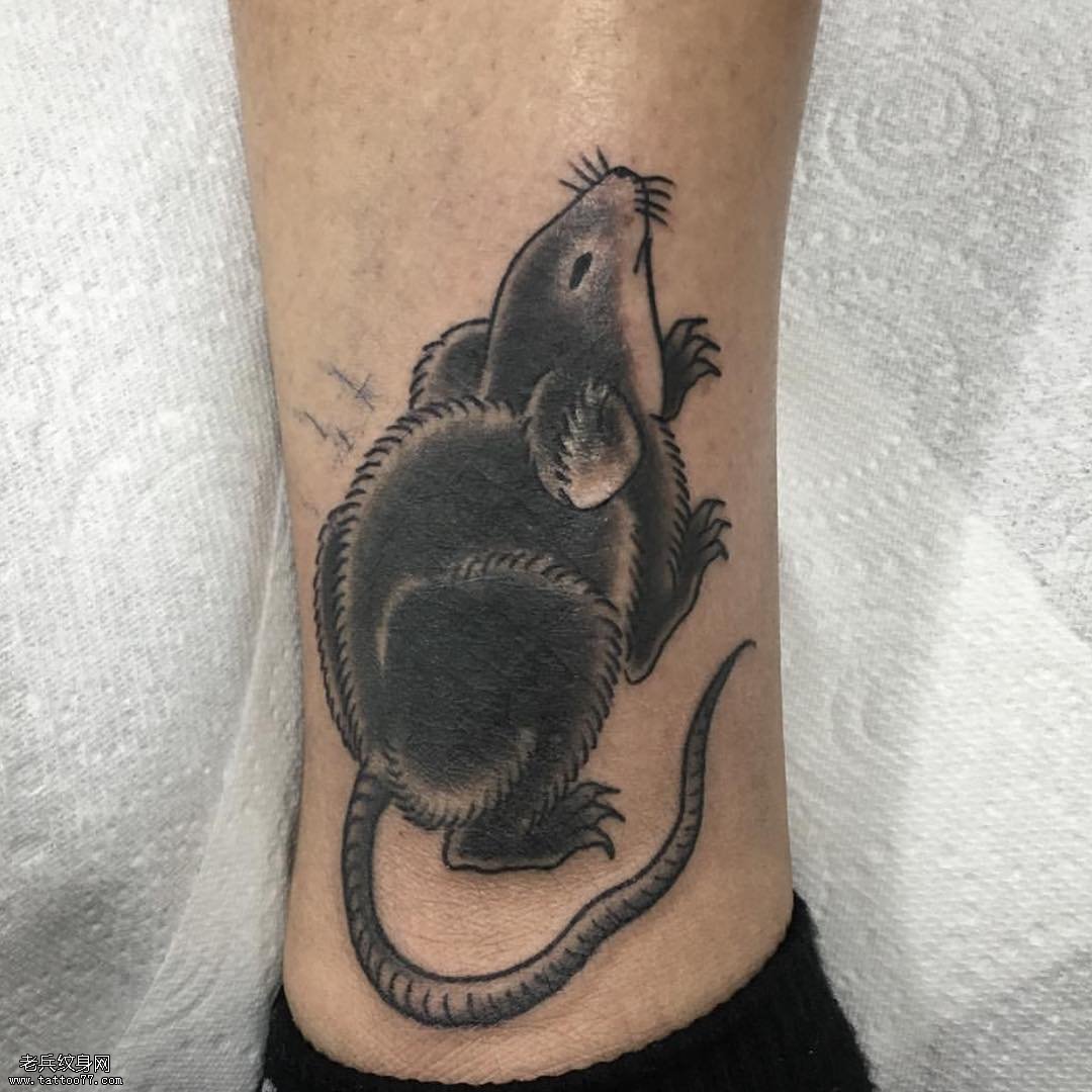 脚踝黑色的老鼠纹身图案