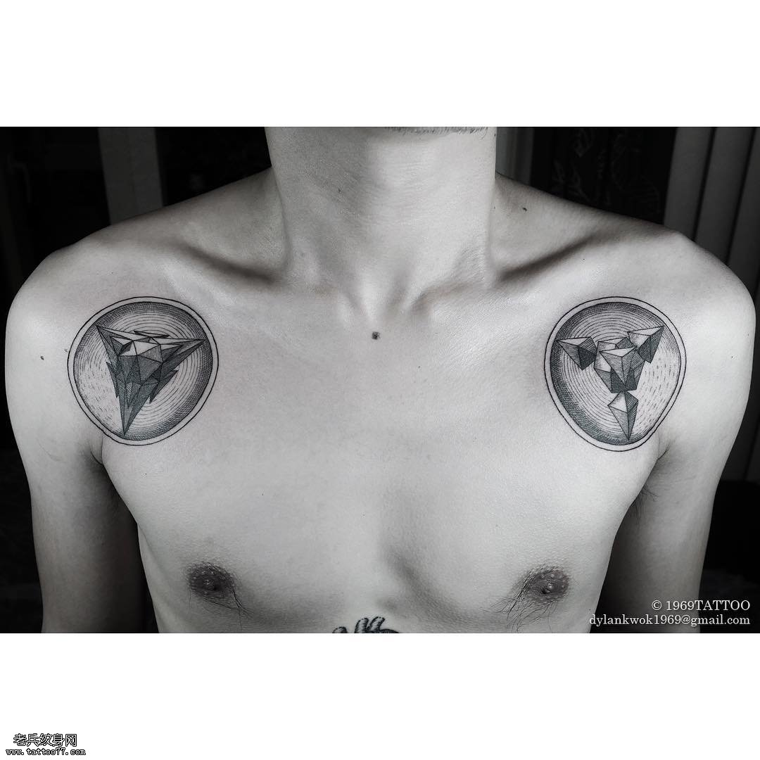 肩部两侧小圆图内几何三角形纹身图案