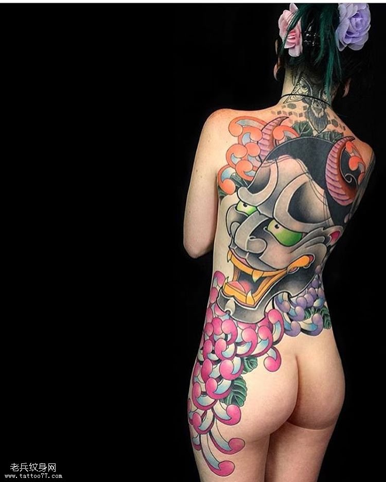 女性满背彩绘般若菊花纹身图案