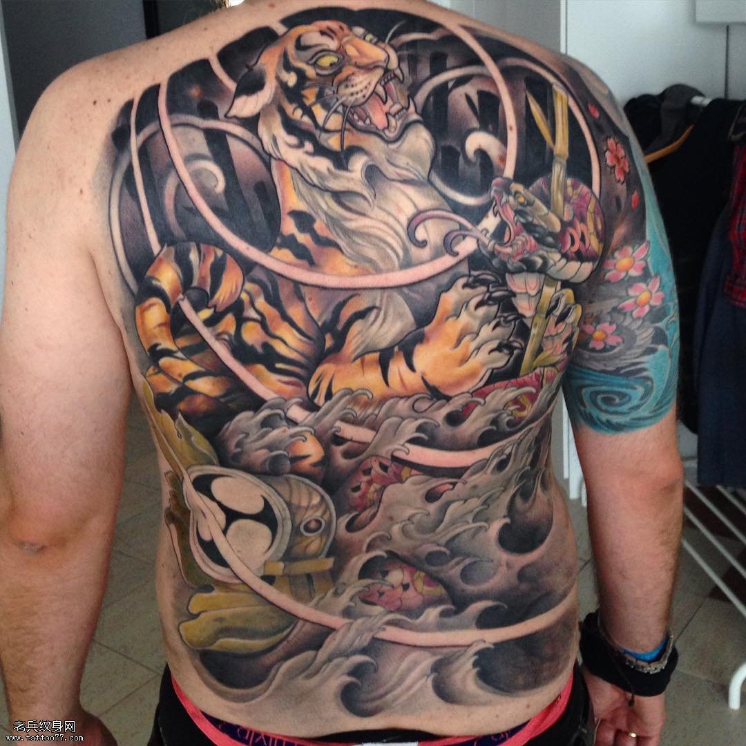 男士个性满背老虎彩绘纹身图案