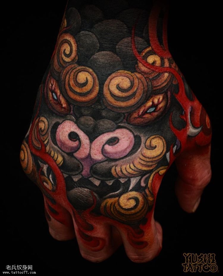 男性手背个性的唐狮纹身图案