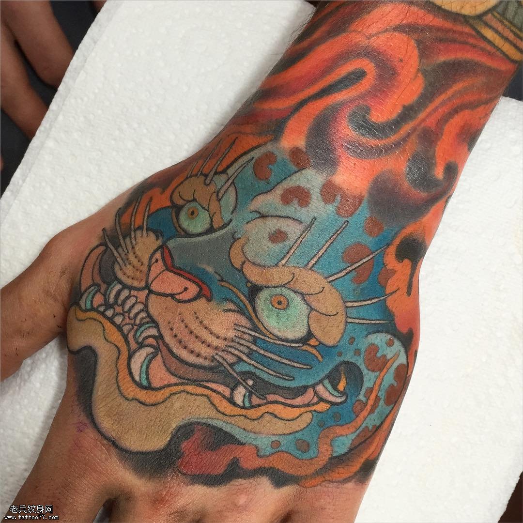 个性的手背豹子头纹身图案