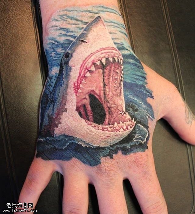 手背上血盆大口的鲨鱼纹身图案