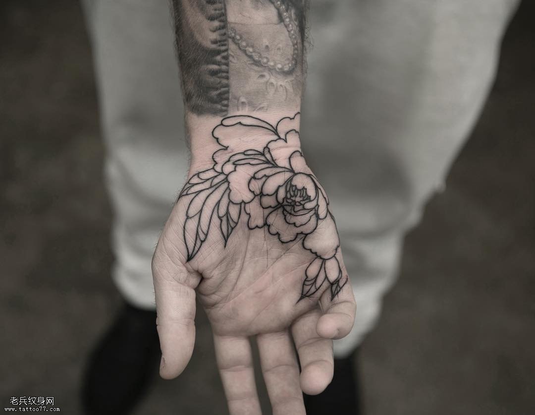 手腕黑色线条菊花纹身图案