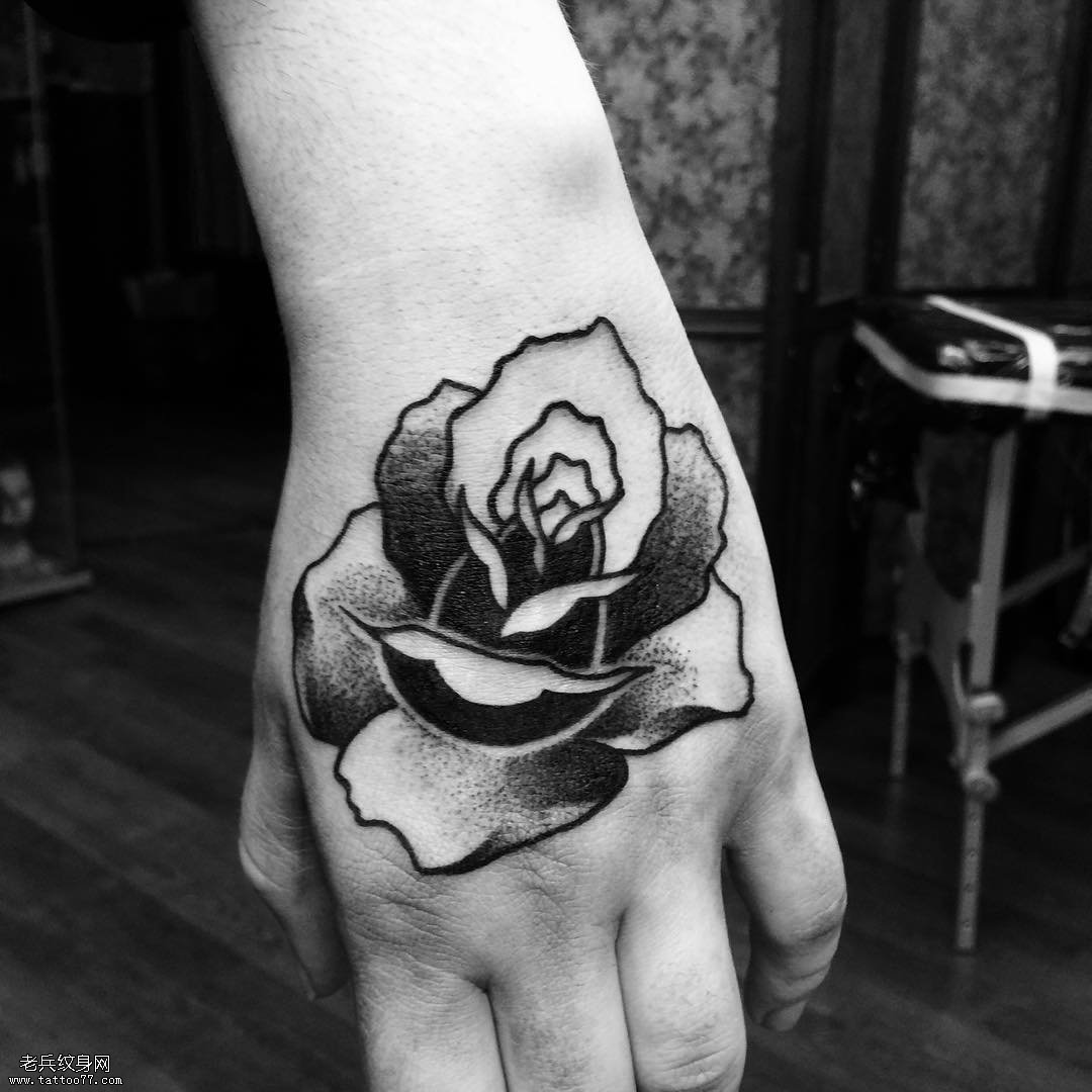 手背黑白点刺玫瑰纹身图案