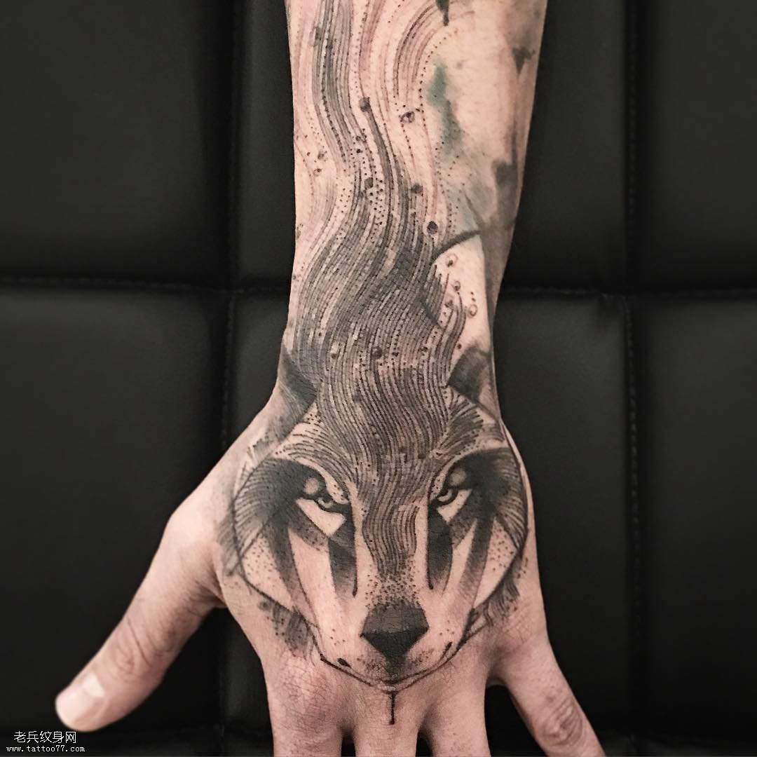 手背设计个性的线条狼纹身图案
