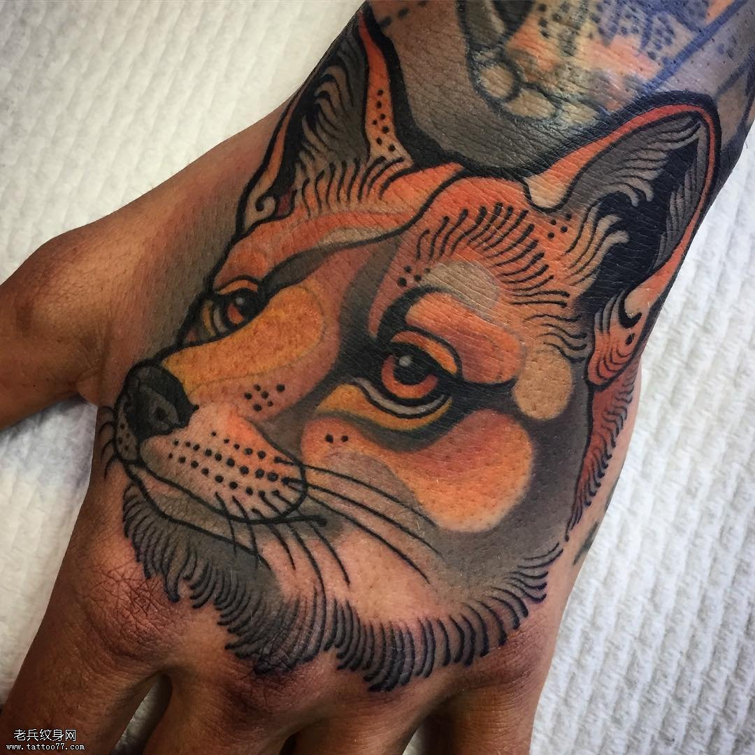 手背彩绘狐狸头像纹身图案