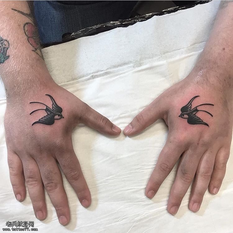 两只手背相同的燕子纹身图案