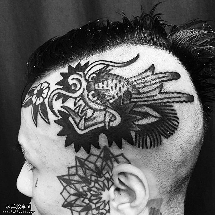 头部龙和耳朵上几何纹身图案