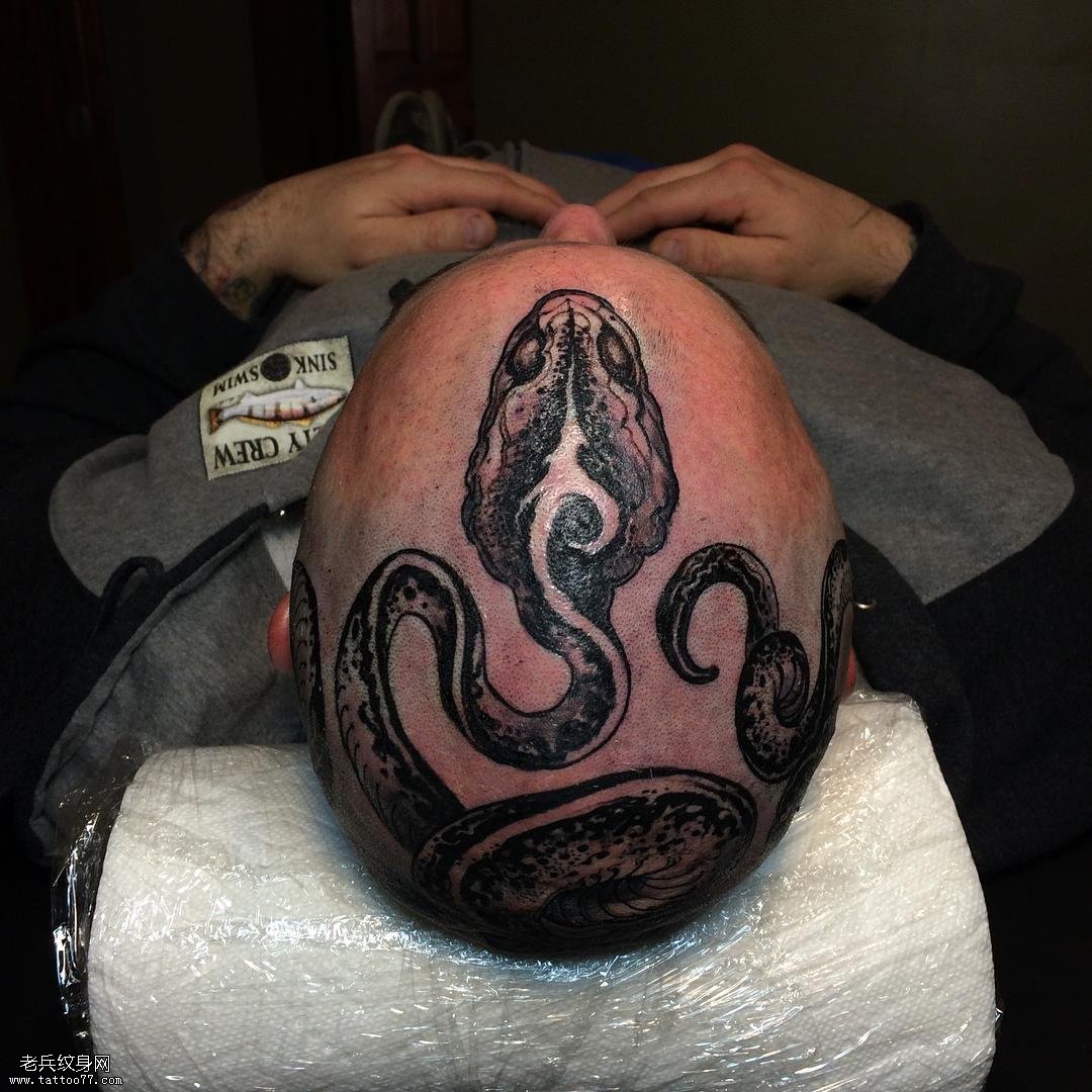 头部黑色恐怖的蛇纹身图案