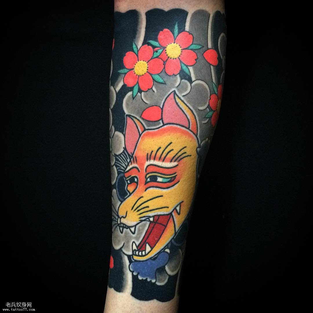 小腿彩绘狐狸和花朵纹身图案