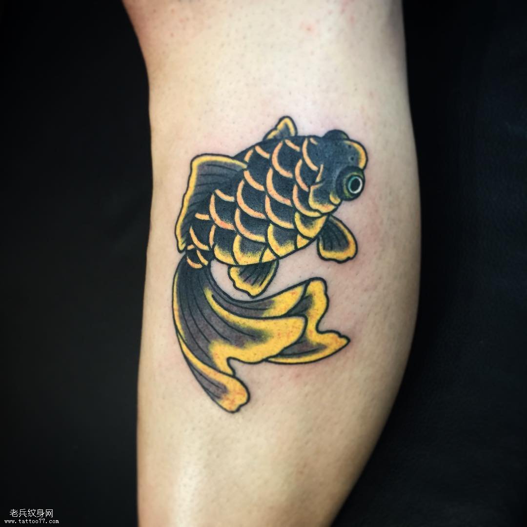 日式tattoo小腿一条彩绘金鱼纹身图案