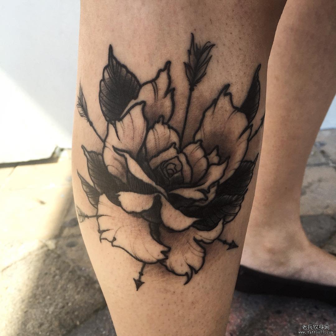 小腿玫瑰和箭纹身图案