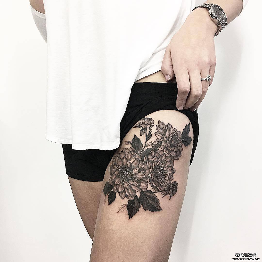 大腿盛开的菊花纹身图案