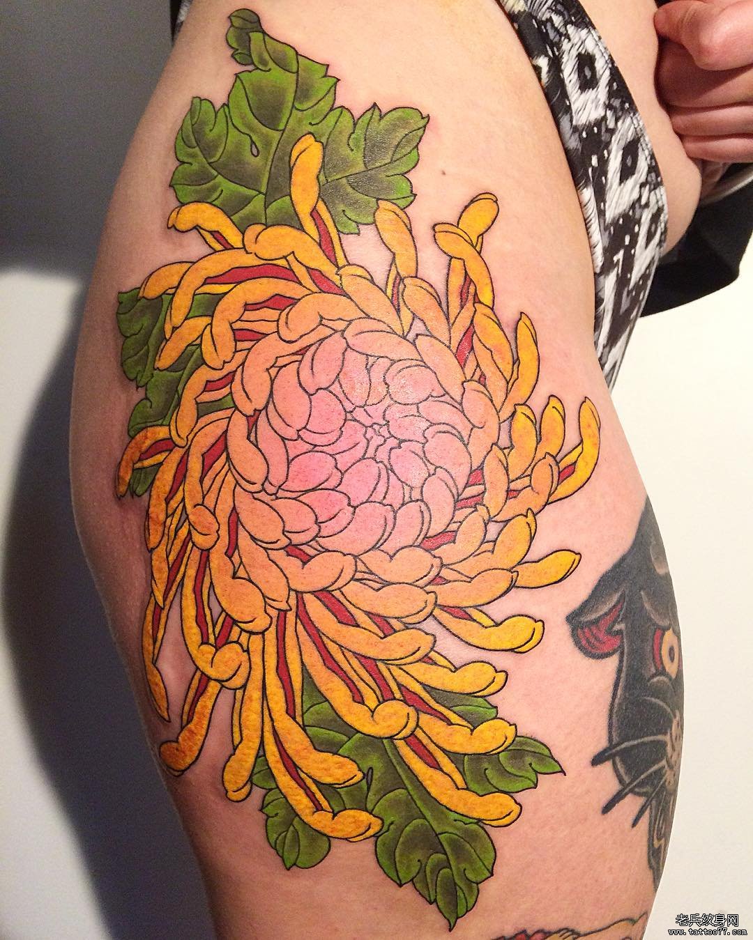 臀部日式传统好看的黄色菊花tattoo图案