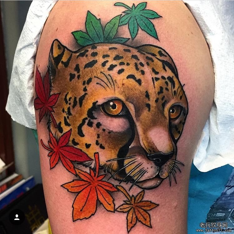 臀部彩绘枫叶和豹子纹身tattoo图案